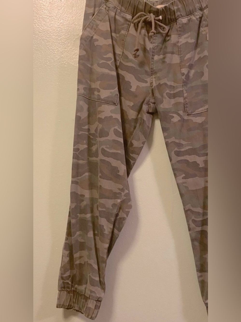 Cloth and Stone Anthropology Camo Drawstring Joggers (like Bella Dahl joggers)